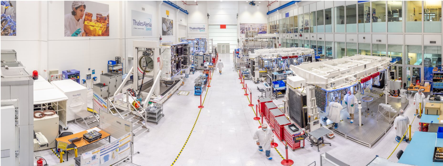 Intégration du satellite, salle blanche Thales Alenia Space